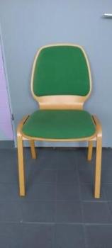 Stapelstuhl Holz grüner Stoff